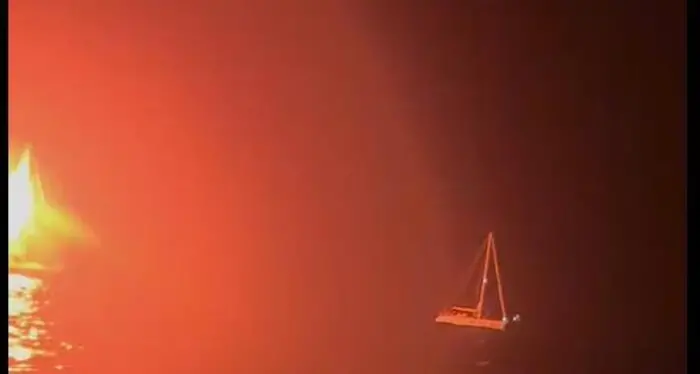 La Global Sumud Flotilla attaccata nella notte: droni, bombe sonore e spray urticanti. Due le navi danneggiate\n