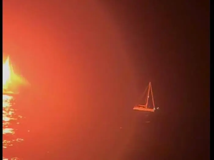 La Global Sumud Flotilla attaccata nella notte: droni, bombe sonore e spray urticanti. Due le navi danneggiate\n