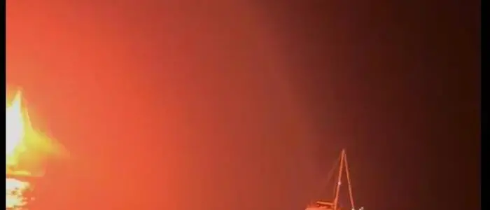 La Global Sumud Flotilla attaccata nella notte: droni, bombe sonore e spray urticanti. Due le navi danneggiate\n