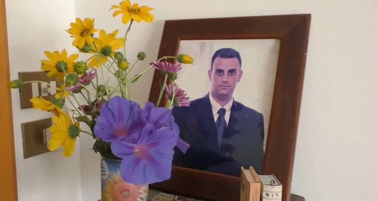 Massimiliano\u00A0Carbone, 21 anni senza giustizia: a Locri il dolore e la rabbia di mamma Liliana\n