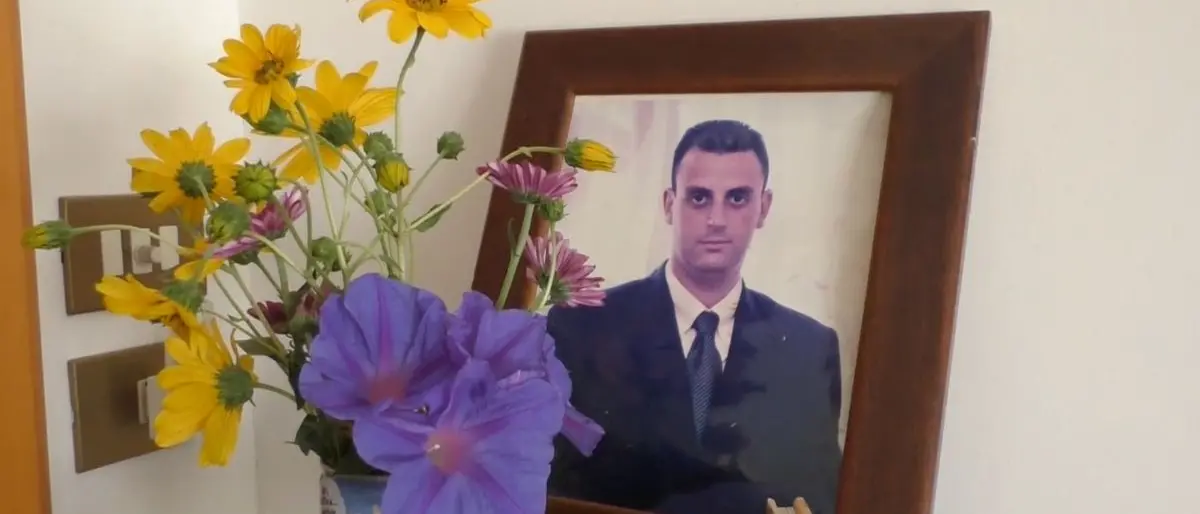 Massimiliano\u00A0Carbone, 21 anni senza giustizia: a Locri il dolore e la rabbia di mamma Liliana\n