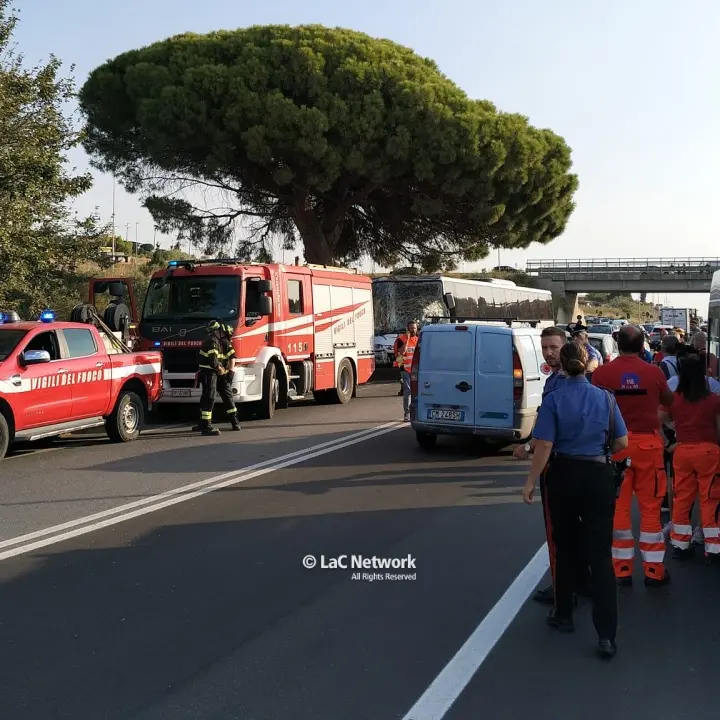 Tamponamento tra due autobus sulla Ss 106 allo svincolo di Simeri: feriti alcuni studenti a bordo\n