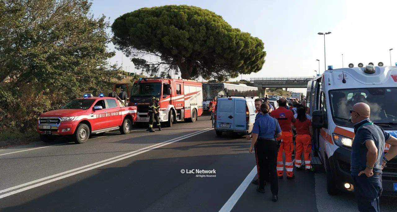 Tamponamento tra due autobus sulla Ss 106 allo svincolo di Simeri: feriti alcuni studenti a bordo\n