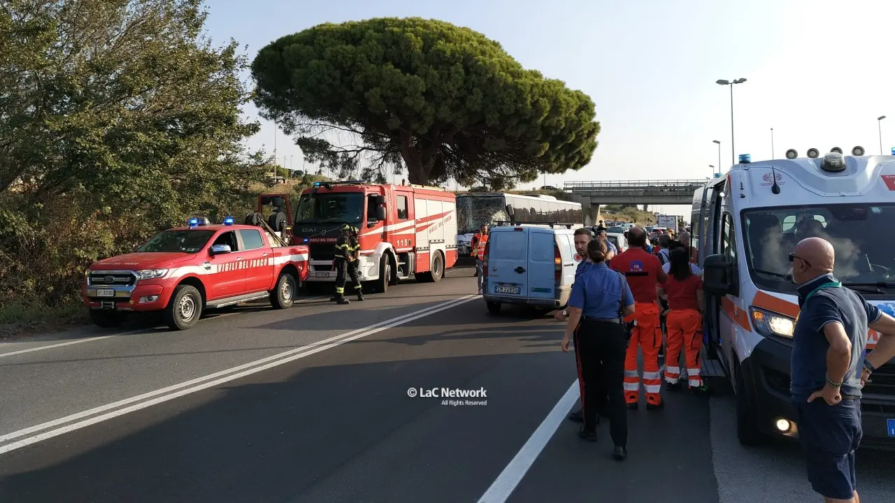 Tamponamento tra due autobus sulla Ss 106 allo svincolo di Simeri: feriti alcuni studenti a bordo\n