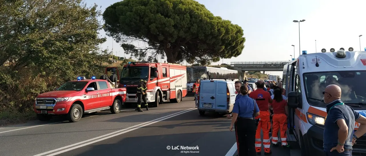 Tamponamento tra due autobus sulla Ss 106 allo svincolo di Simeri: feriti alcuni studenti a bordo\n
