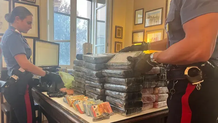 Beccato con 70 chili di droga e due pistole in casa: 35enne di Vibo arrestato a Roma