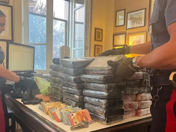 Beccato con 70 chili di droga e due pistole in casa: 35enne di Vibo arrestato a Roma
