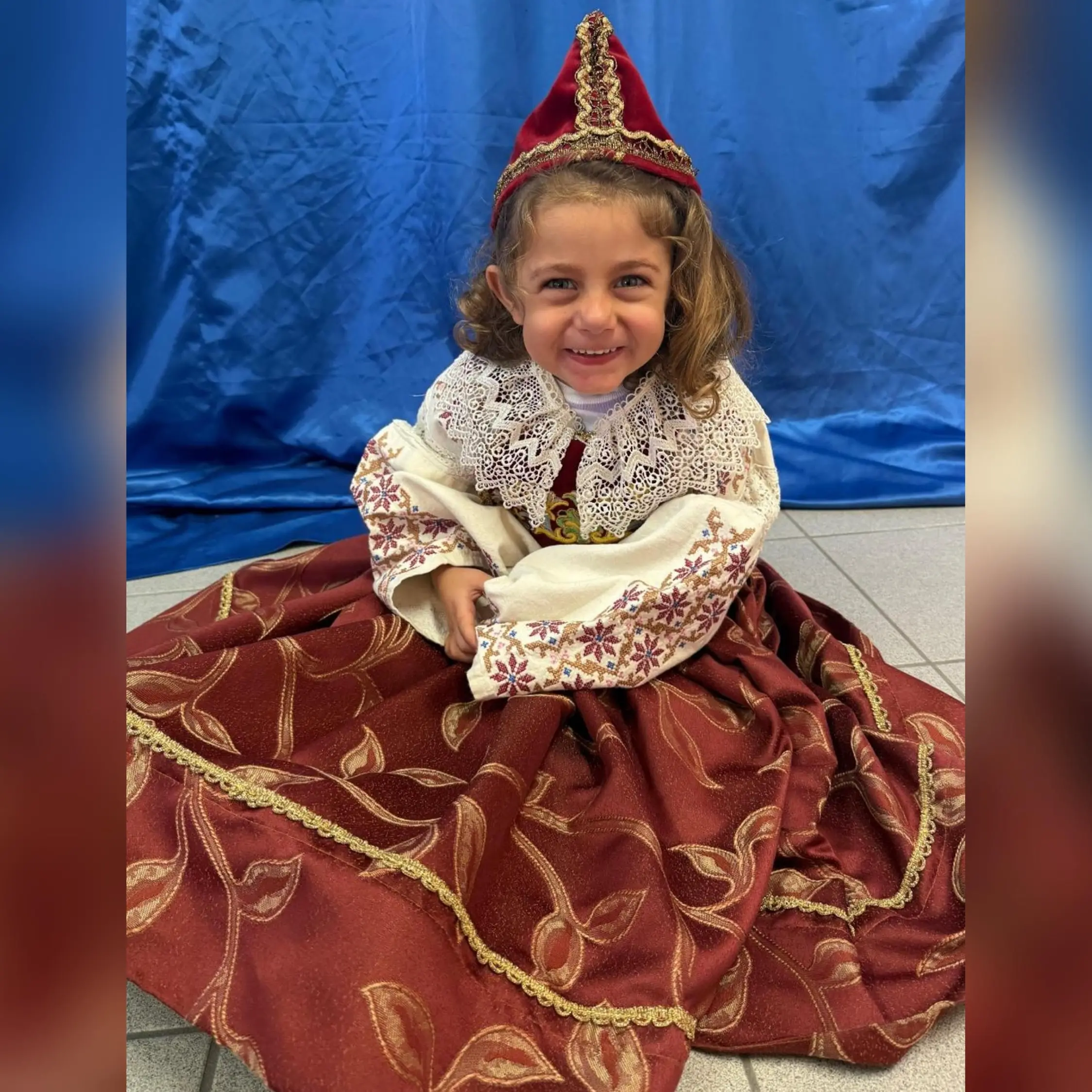 Il ritorno a scuola con i colori dell’Arbëria, a Vena di Maida i bimbi indossano l’abito tradizionale\u00A0\n
