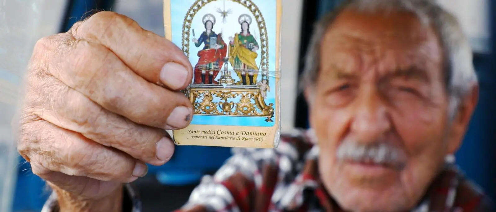 Tra fede, ’nduja e tarantelle: il pellegrinaggio per i santi Cosma e Damiano che trasforma Riace in un abbraccio mediterraneo\n