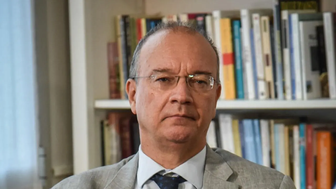 <p>Il ministro Valditara</p>\\n