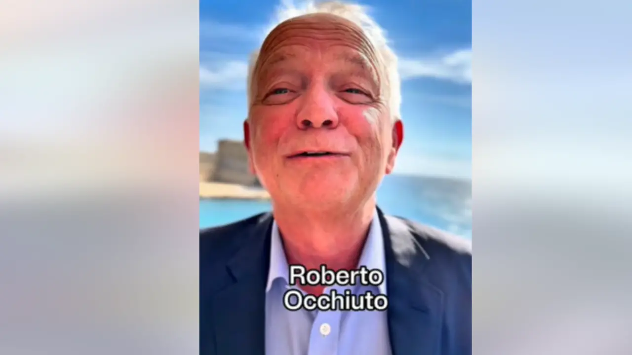 Un frame del video in cui Eddie Wilson loda Roberto Occhiuto come una delle tre cose belle della Calabria