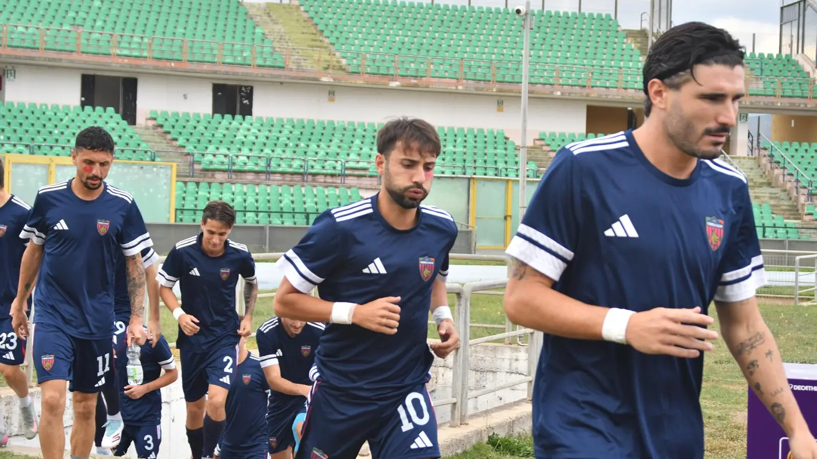 Cosenza calcio in campo per il riscaldamento prima del match contro il Giugliano