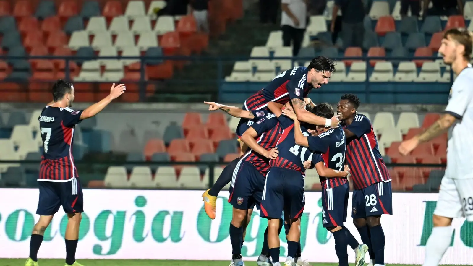 Il Cosenza festeggia la vittoria