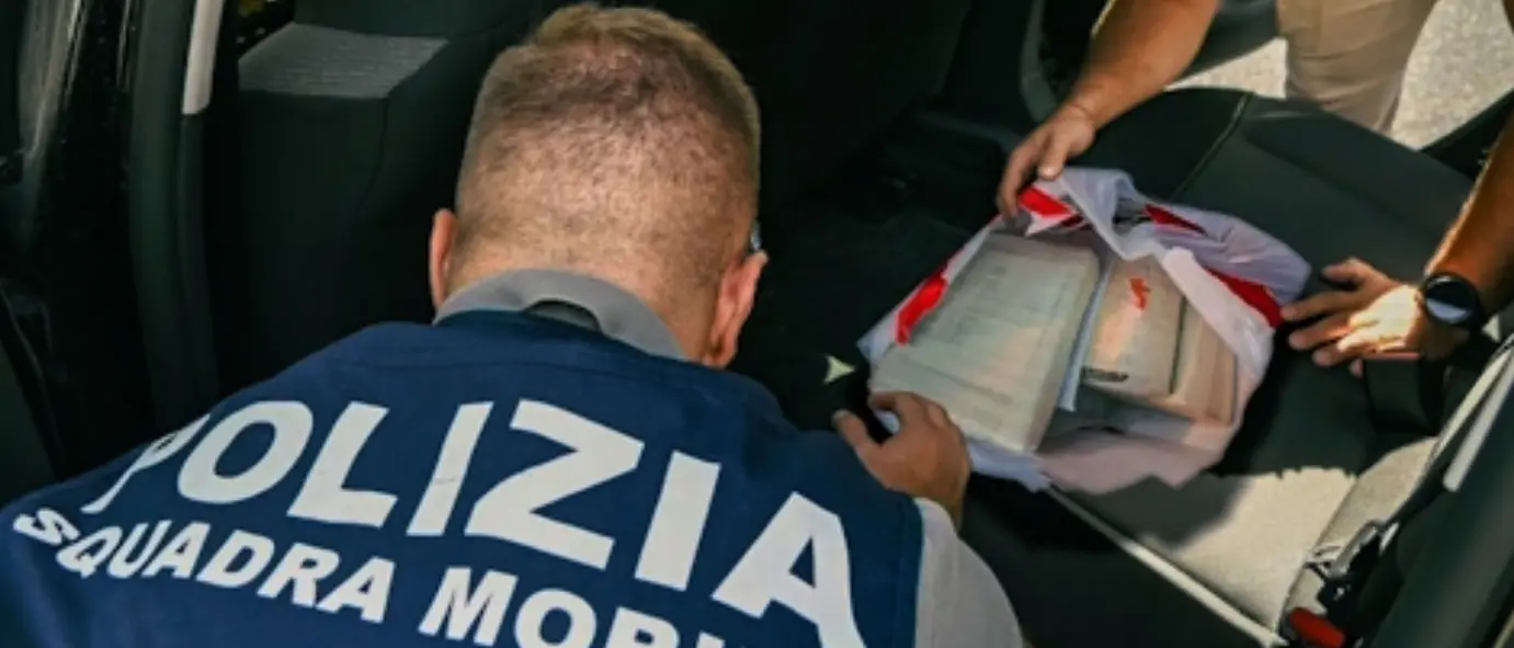 In auto sull’A2 con 3,5 chili di cocaina e una pistola: tre arresti.\u00A0La droga avrebbe fruttato 500mila euro\n