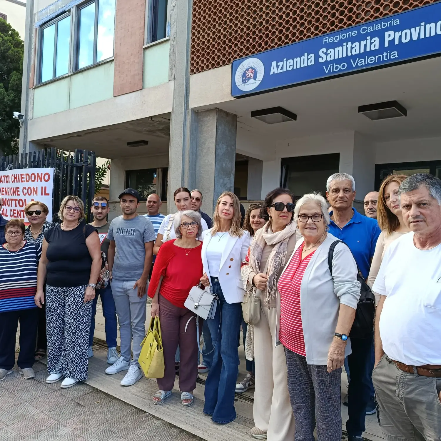 Rsa ancora senza convenzione: «C’è chi si sta vendendo la casa per curarsi». Nuova protesta davanti all’Asp di Vibo