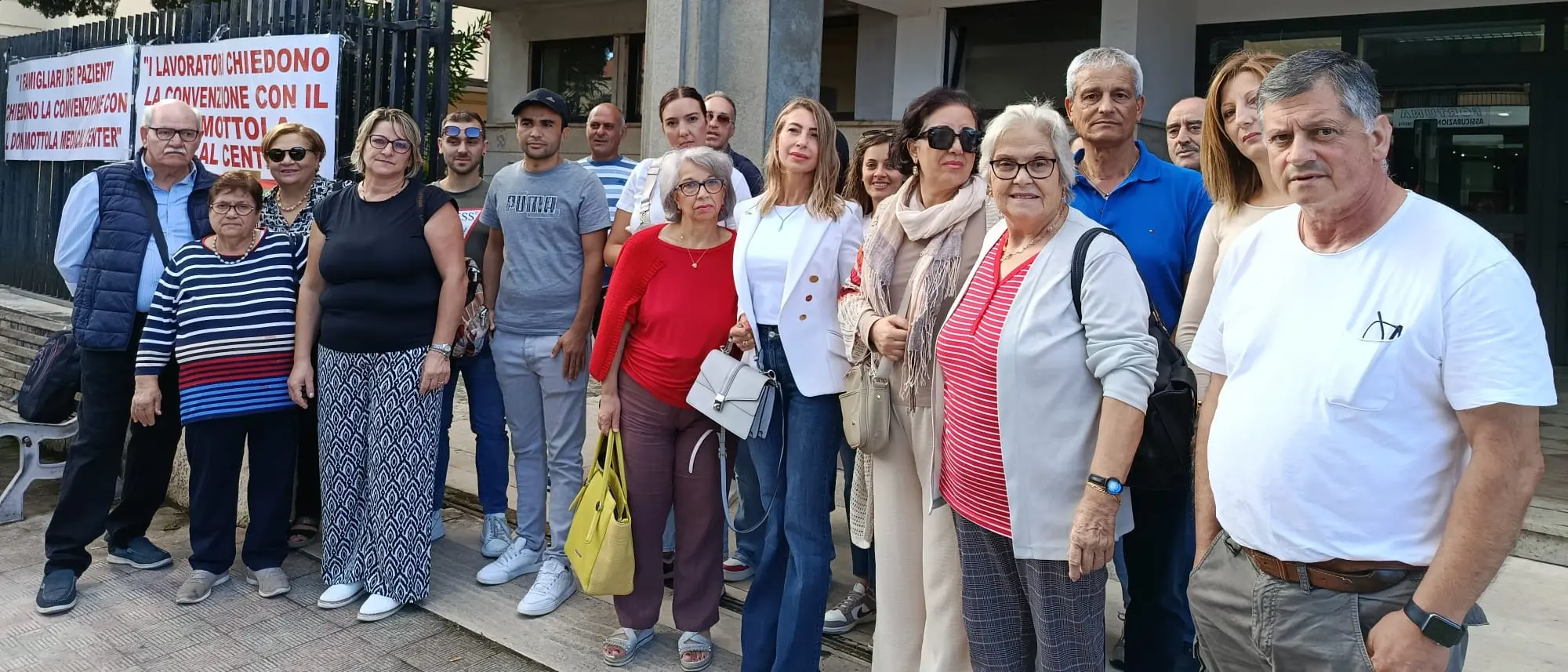 Rsa di Drapia ancora senza convenzione: «C’è chi si sta vendendo la casa». Nuova protesta davanti all’Asp di Vibo\n