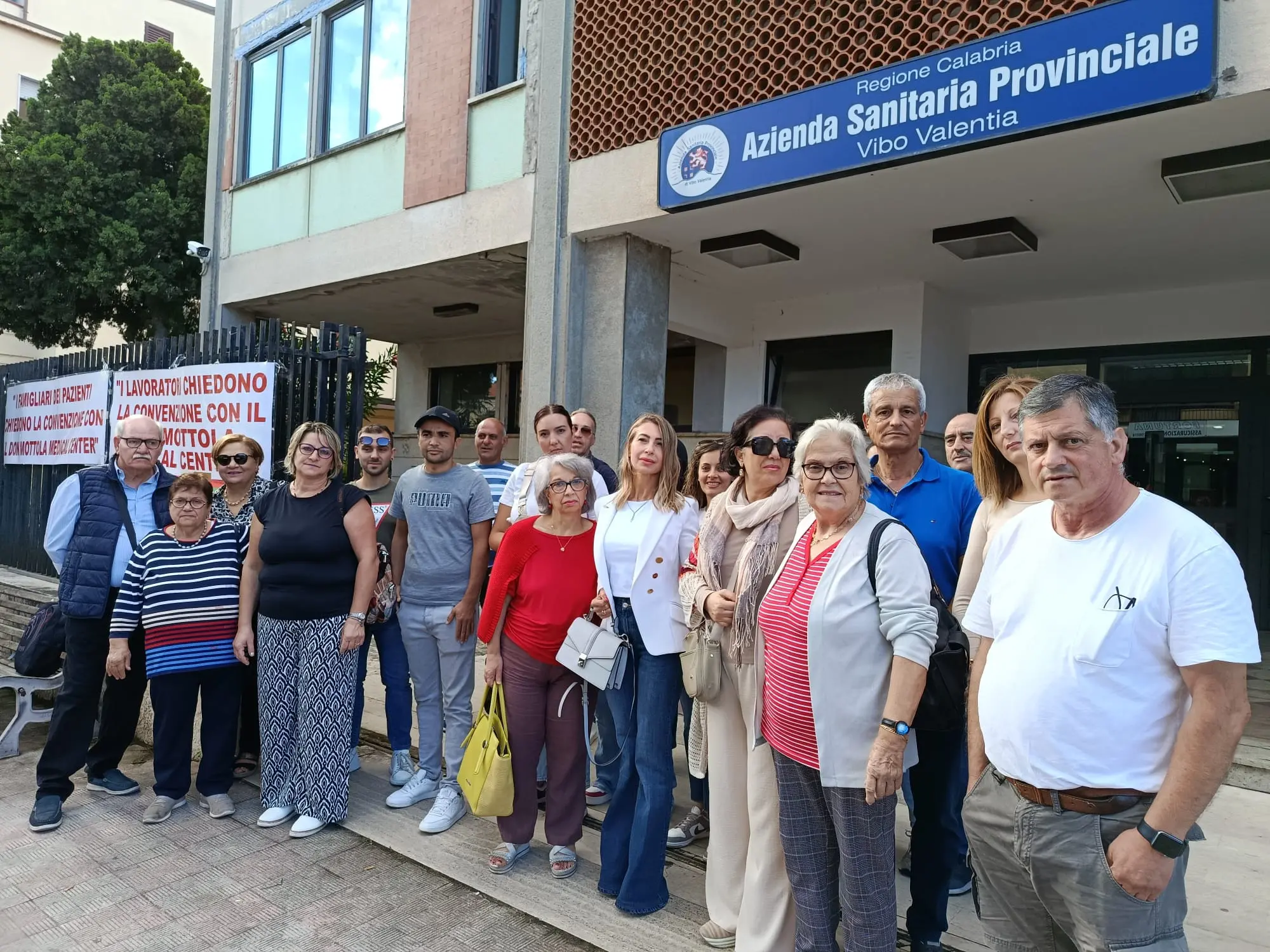 Rsa di Drapia ancora senza convenzione: «C’è chi si sta vendendo la casa». Nuova protesta davanti all’Asp di Vibo
