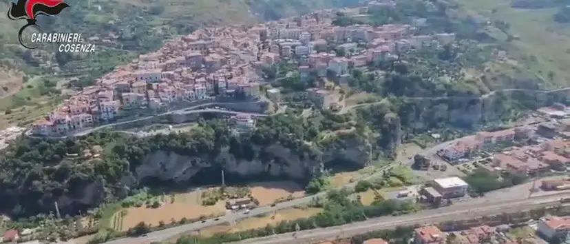 Scacco della Dda di Catanzaro alla gang che terrorizzava Cetraro: 7 arresti per tentate estorsioni e furti – NOMI\n