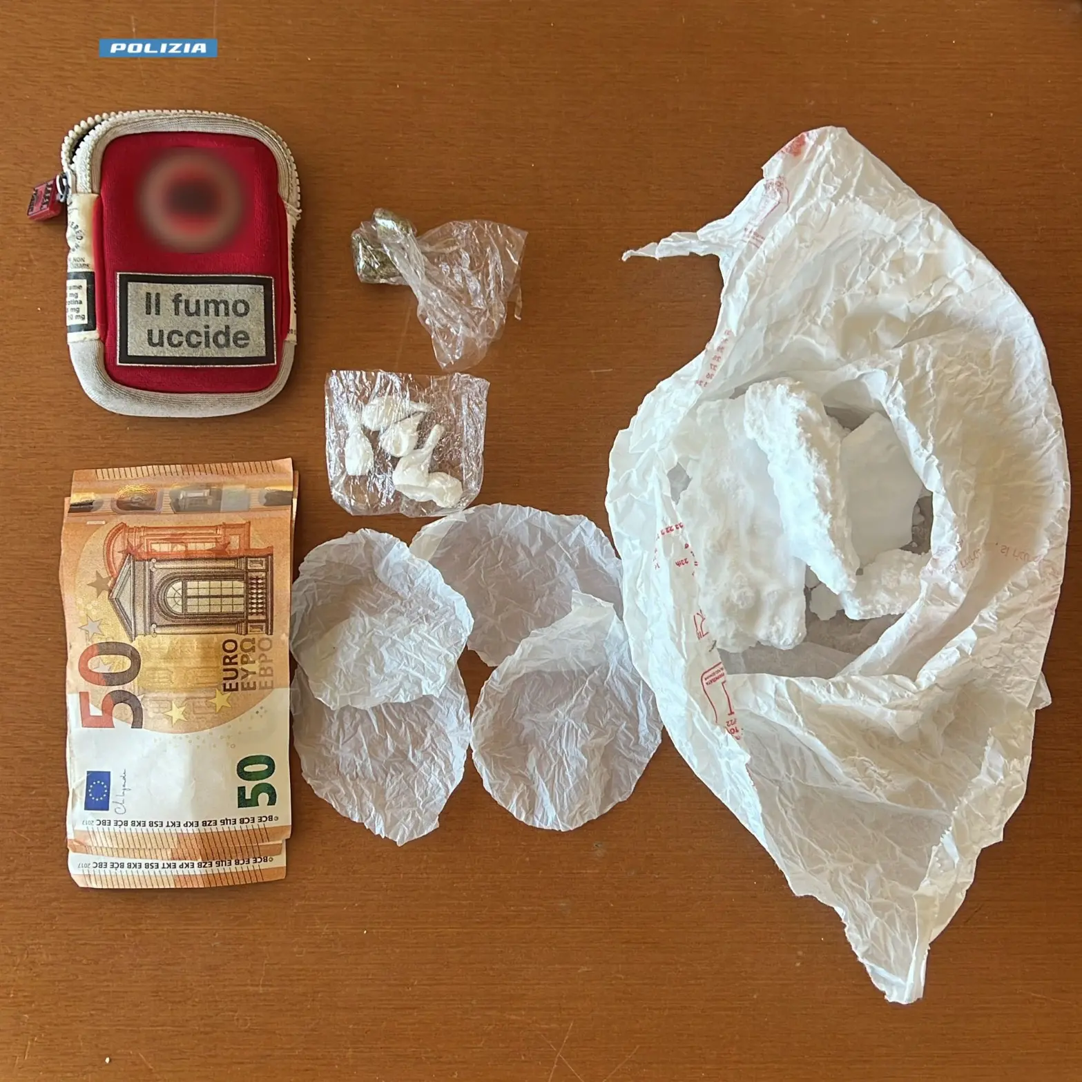 Controlli serrati sull’alto Ionio cosentino: la Polizia scopre droga in casa di un pregiudicato e denuncia un automobilista ubriaco