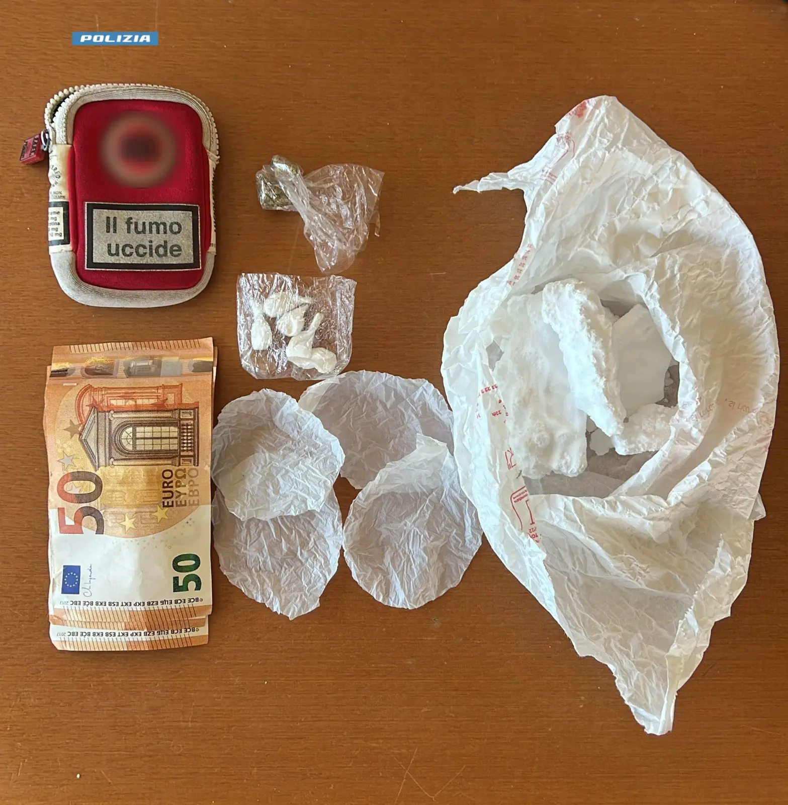Controlli serrati sull’alto Ionio cosentino: la Polizia scopre droga in casa di un pregiudicato e denuncia un automobilista ubriaco