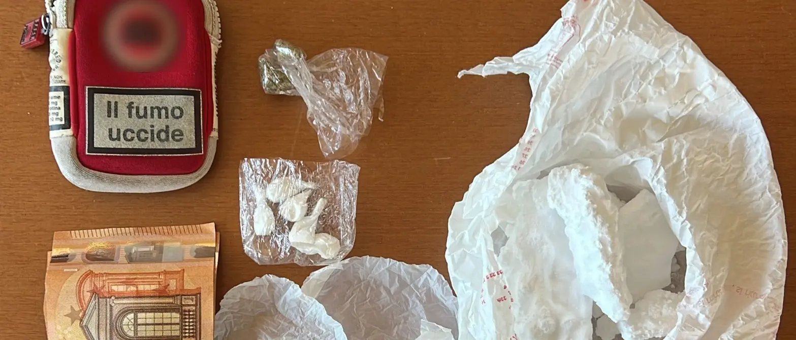 Controlli serrati sull’alto Ionio cosentino: la Polizia scopre droga in casa di un pregiudicato e denuncia un automobilista ubriaco