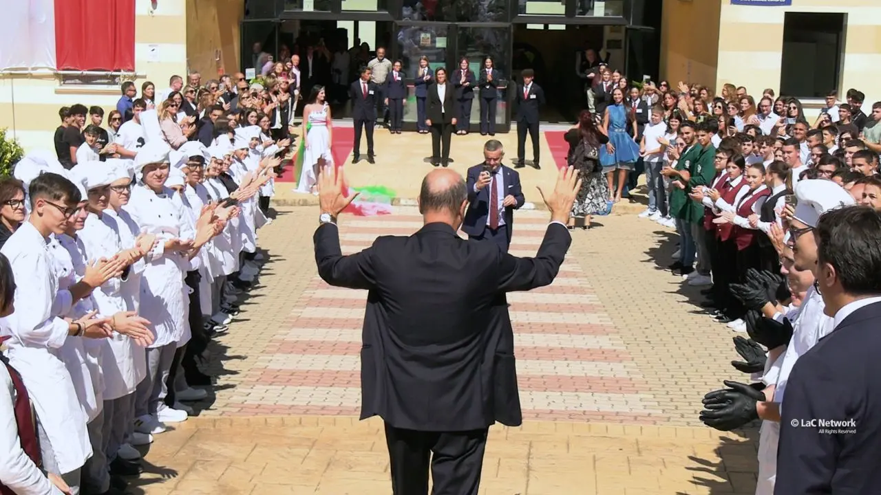 <p>L&#39;arrivo di Valditara all&#39;Alberghiero di Vibo</p>\\n