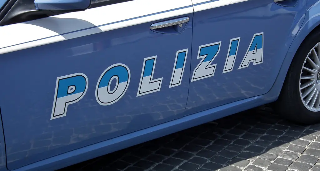 Corigliano Scalo, violenta aggressione in strada: padre picchia il figlio minorenne, interviene la Polizia