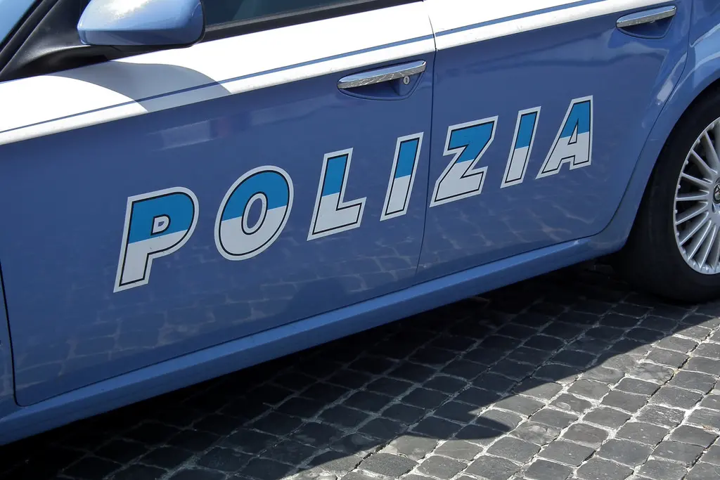Corigliano Scalo, violenta aggressione in strada: padre picchia il figlio minorenne, interviene la Polizia