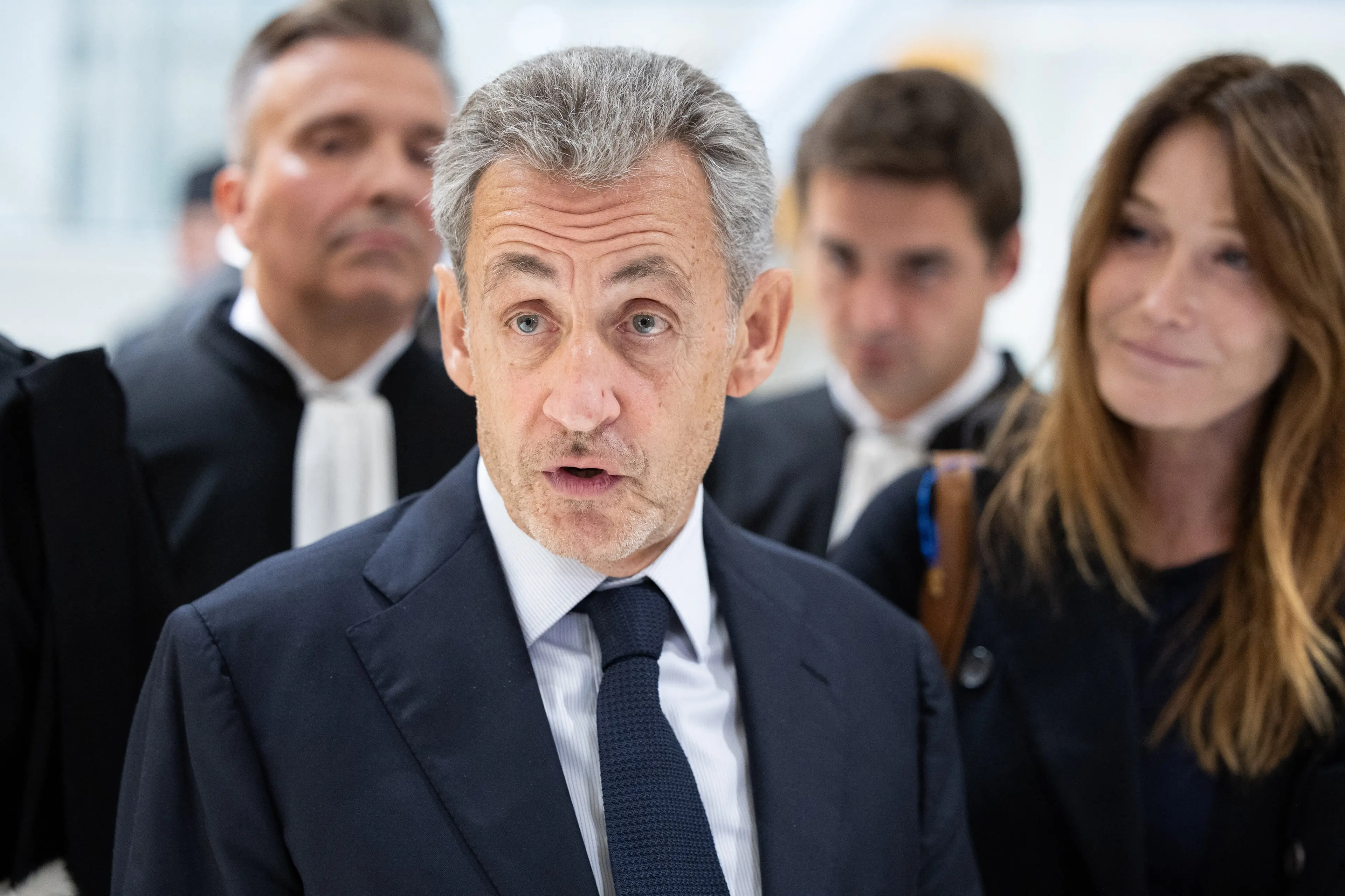 Nicolas Sarkozy condannato a 5 anni: «Dormirò in carcere ma a testa alta,  sono innocente». Carla Bruni furiosa