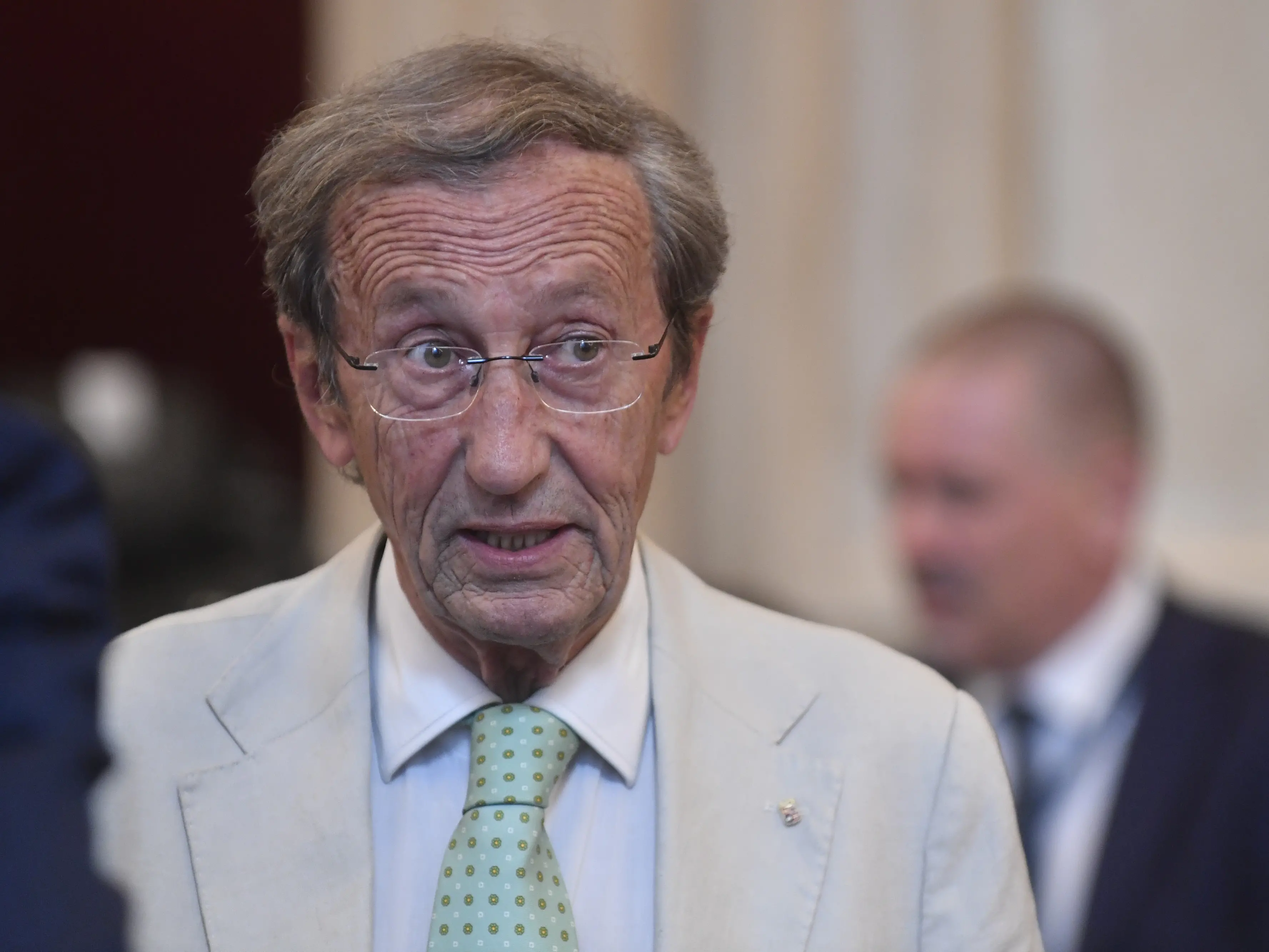 Otto e Mezzo diventa un ring: Fini attacca Gruber, microfono tolto e accuse di «domande stupide». Lui si smarca da Meloni su Trump e Palestina