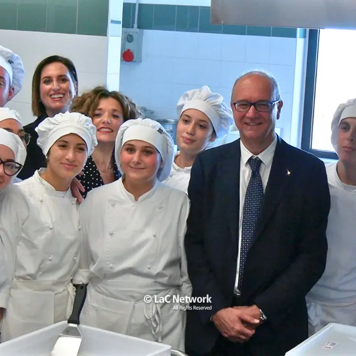 Arriva il ministro! Tra i ragazzi che hanno accolto Valditara: l’attesa, la preparazione, l’orgoglio delle scuole vibonesi