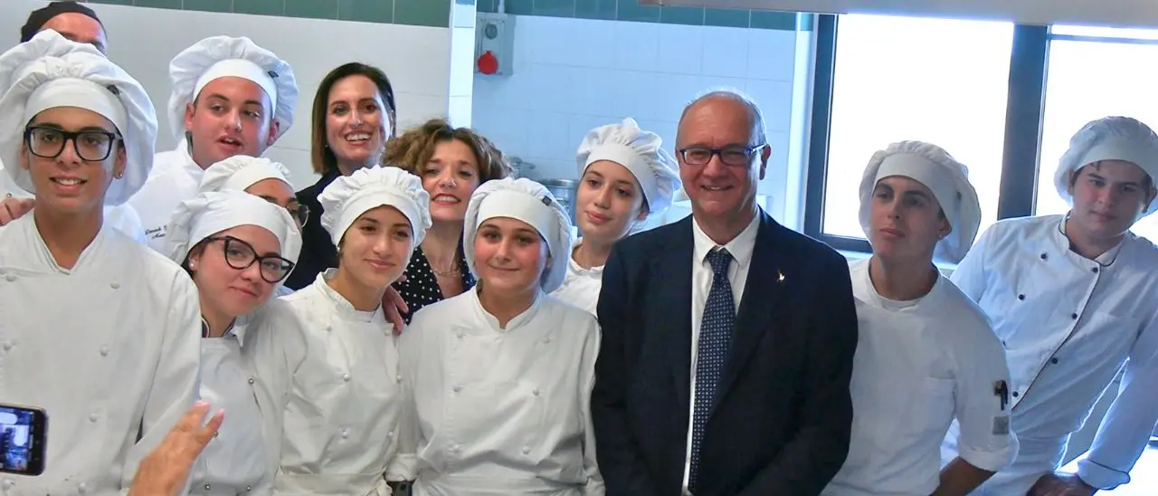 Arriva il ministro! Tra i ragazzi che hanno accolto Valditara: l’attesa, la preparazione, l’orgoglio delle scuole vibonesi