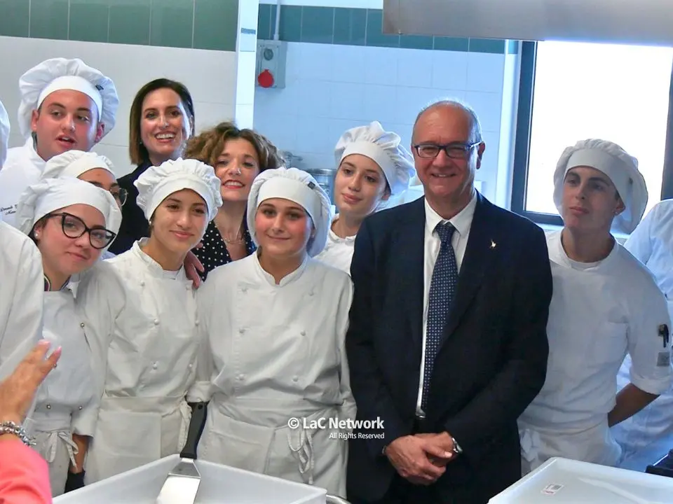 Arriva il ministro! Tra i ragazzi che hanno accolto Valditara: l’attesa, la preparazione, l’orgoglio delle scuole vibonesi