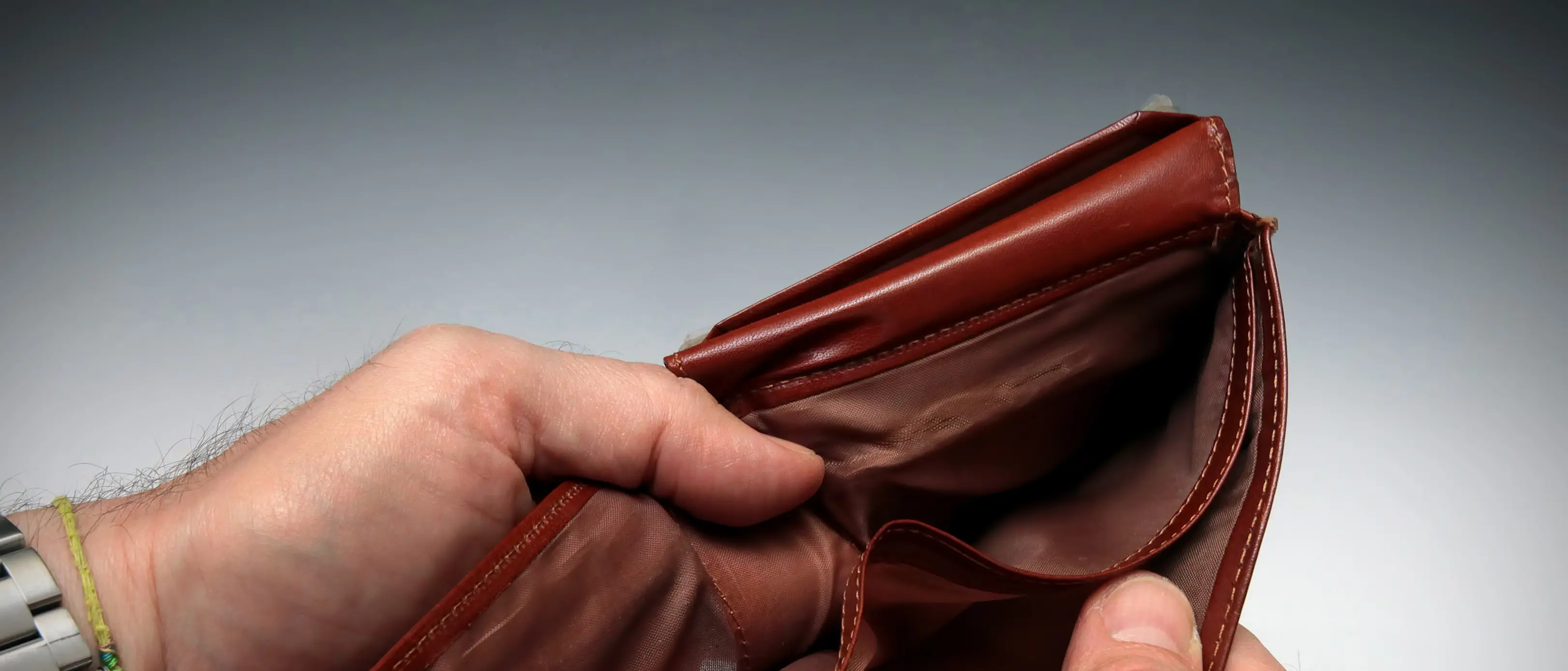 In Italia stipendi fermi da trent’anni: ceto medio in frantumi e giovani in fuga (anche dal Nord)