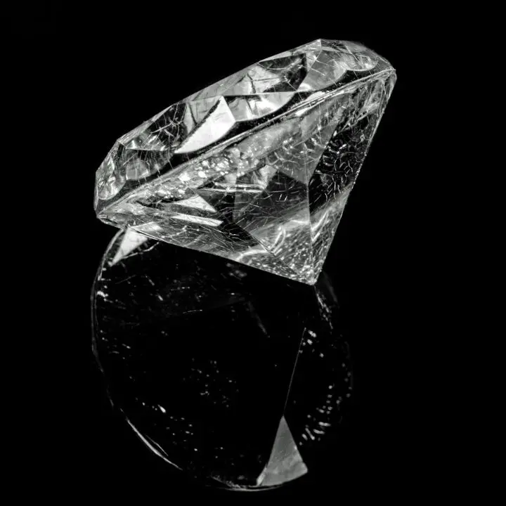 In Germania il lutto diventa un diamante: le ceneri dei defunti trasformate in gemme. Ma\u00A0Chiese e conservatori gridano allo scandalo