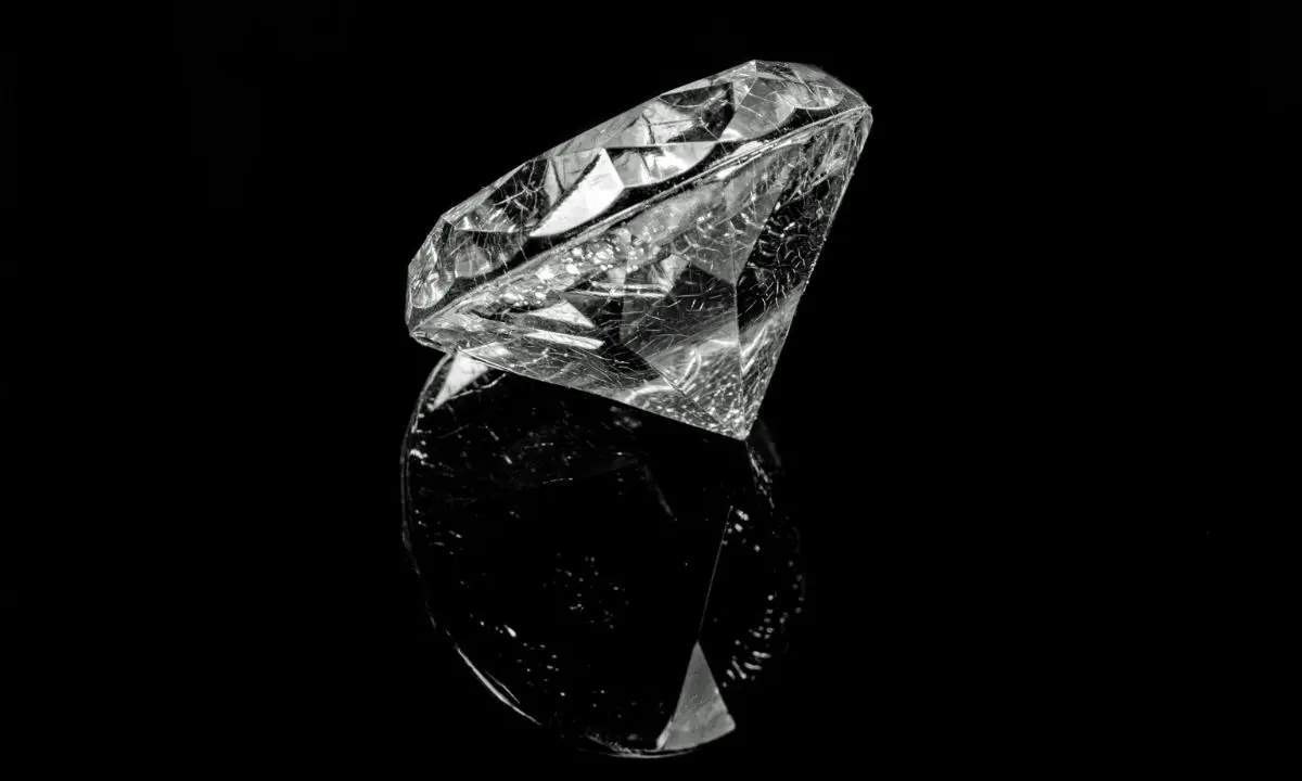 In Germania il lutto diventa un diamante: le ceneri dei defunti trasformate in gemme. Ma\u00A0Chiese e conservatori gridano allo scandalo