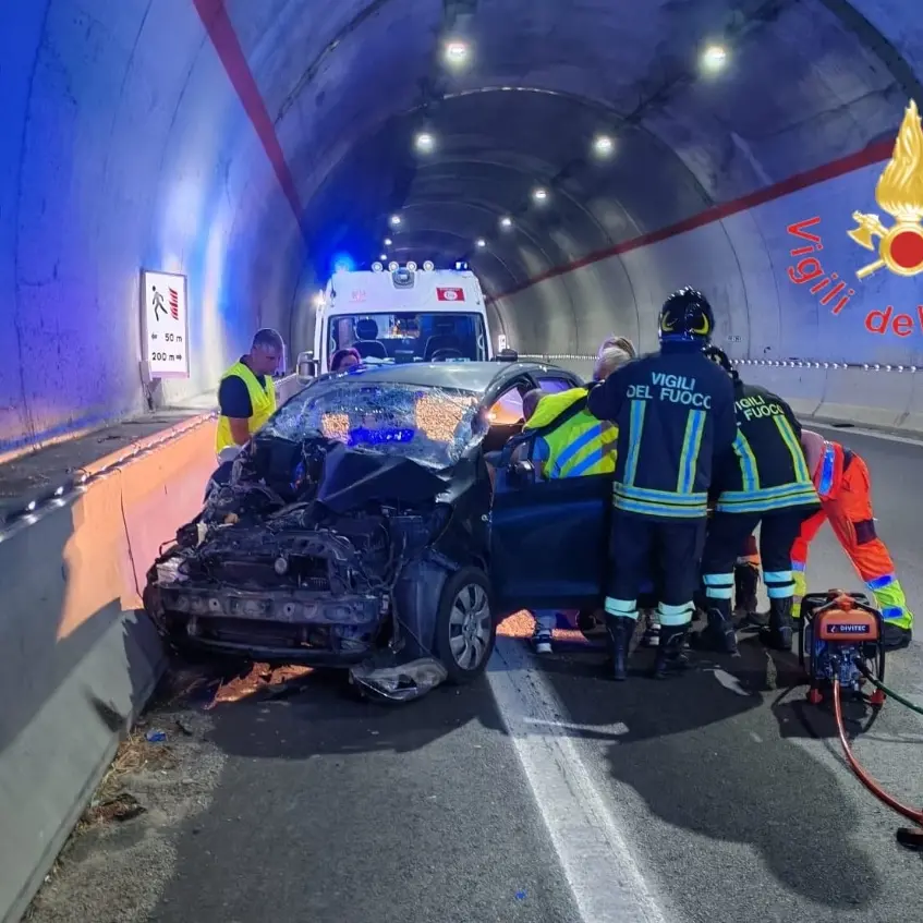 Scontro auto-camion nella galleria Tiriolello sulla 106, nell’incidente ferita una donna