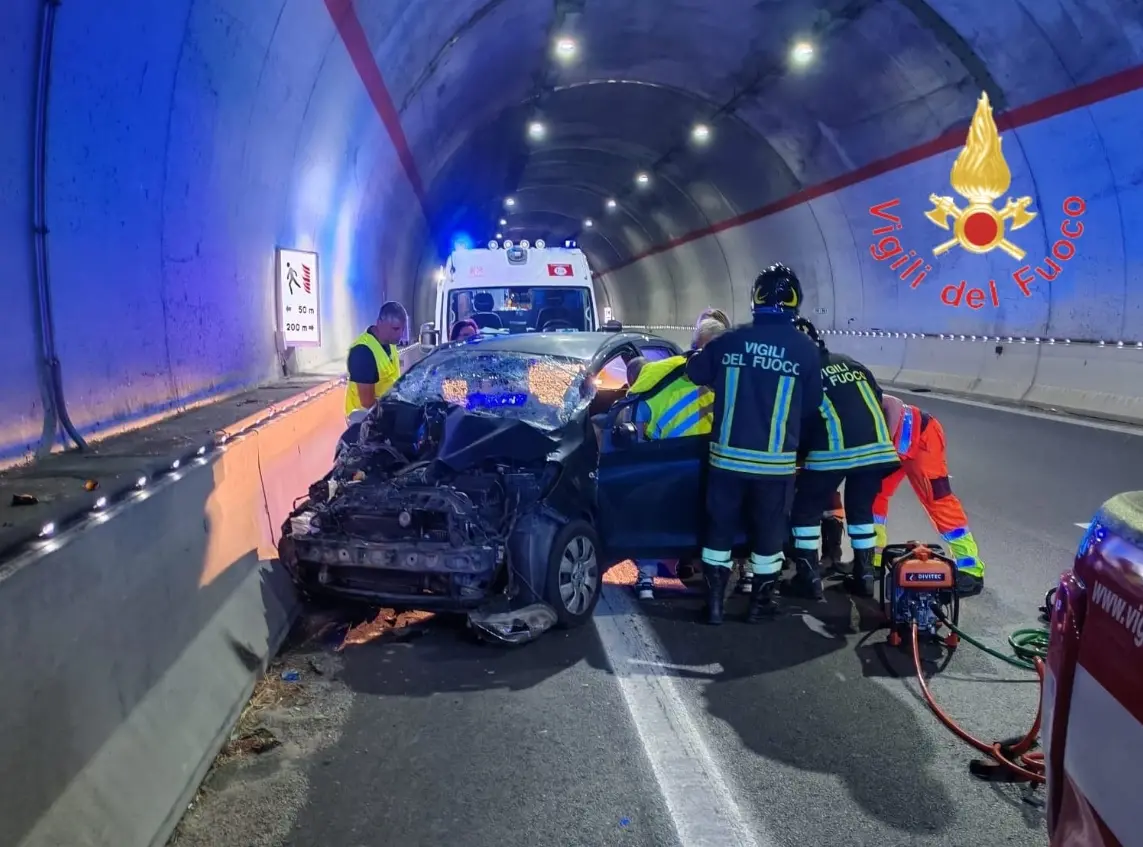 Scontro auto-camion nella galleria Tiriolello sulla 106, nell’incidente ferita una donna