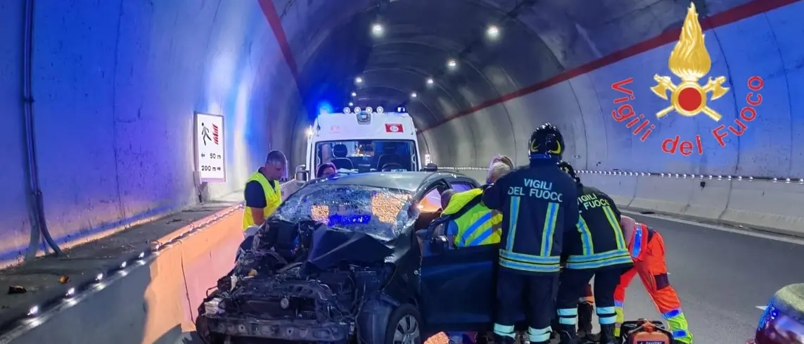 Scontro auto-camion nella galleria Tiriolello sulla 106, nell’incidente ferita una donna