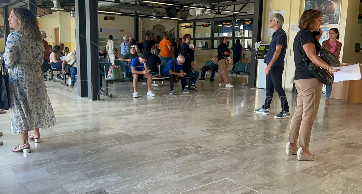 «Non vengono stampati i tagliandi», caos al’ufficio ticket dell’Ospedale di Cosenza: interviene la Polizia