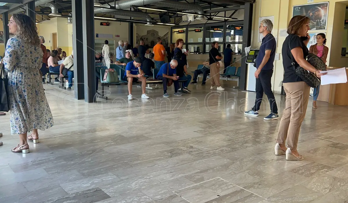 «Non vengono stampati i tagliandi», caos al’ufficio ticket dell’Ospedale di Cosenza: interviene la Polizia