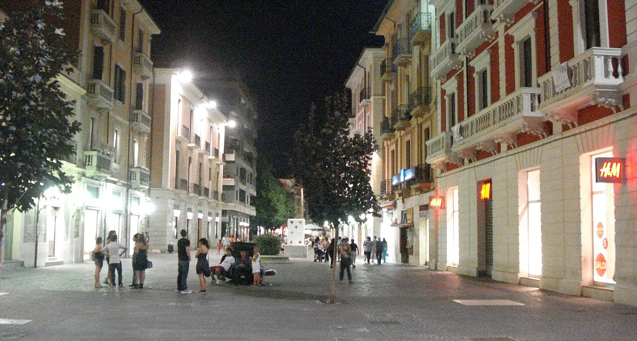 Cosenza, chiedono soldi ai passanti\u00A0ma non è “Io leggo perché”. «Vagano da giorni senza insegnanti nelle ore di scuola»\n