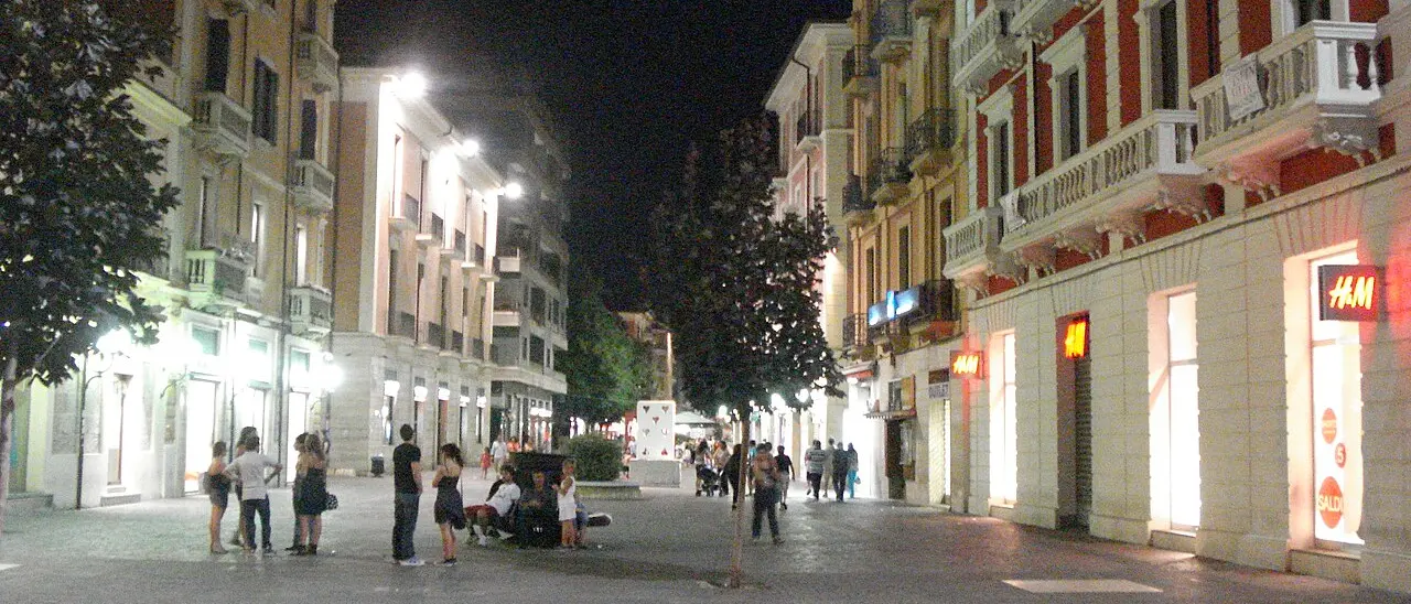 Cosenza, chiedono soldi ai passanti\u00A0ma non è “Io leggo perché”. «Vagano da giorni senza insegnanti nelle ore di scuola»\n