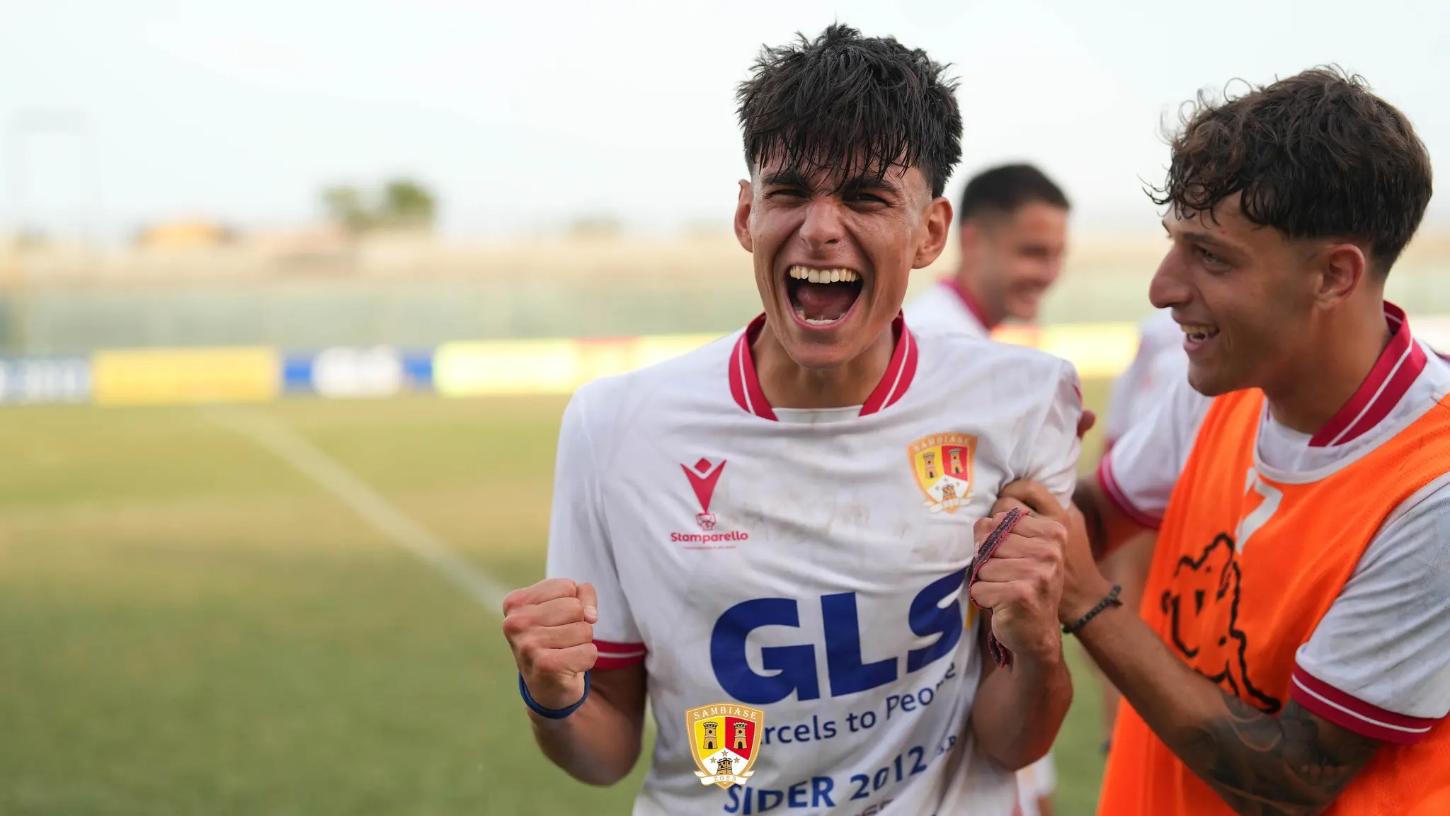 Luca Calabr\\u00F2 esulta dopo il gol alla Vibonese (foto da Facebook Sambiase)