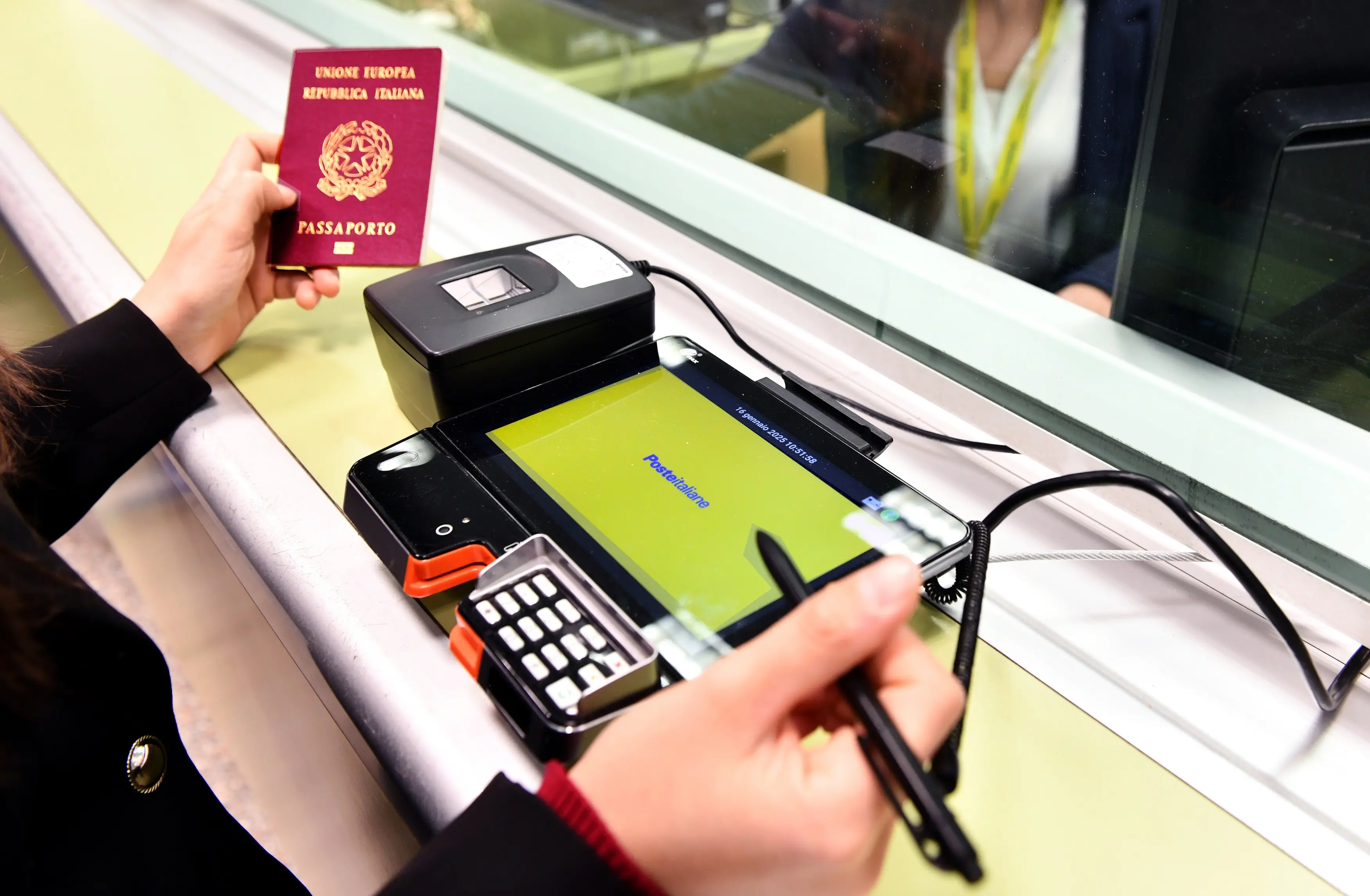 Poste Italiane supera quota 100mila passaporti con il progetto Polis\n