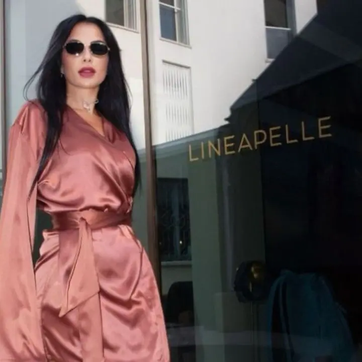 Ortensia Imbrogno incanta la Milano Fashion Week 2025 con eleganza e stile glamour\n