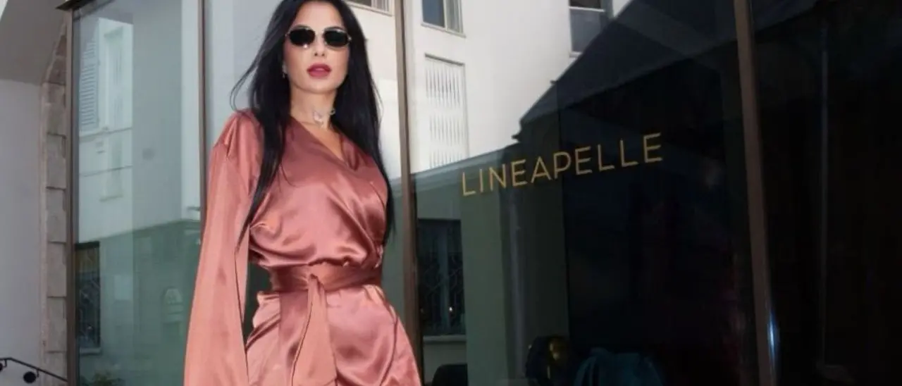 Ortensia Imbrogno incanta la Milano Fashion Week 2025 con eleganza e stile glamour\n