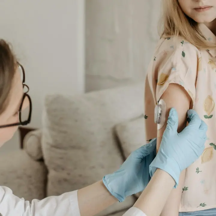 Vaccini per i bambini, arriva l’opuscolo di pediatri e neonatologi contro disinformazione e fake news\n