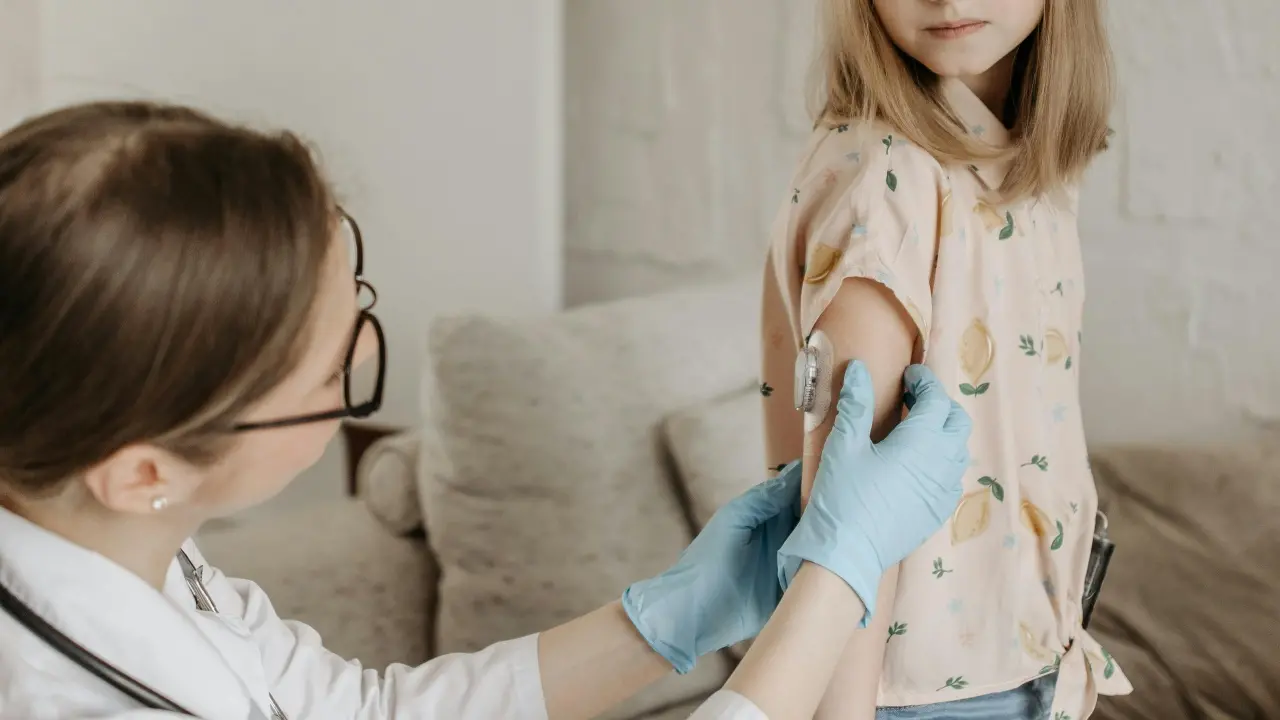 Vaccini per i bambini, arriva l’opuscolo di pediatri e neonatologi contro disinformazione e fake news\n