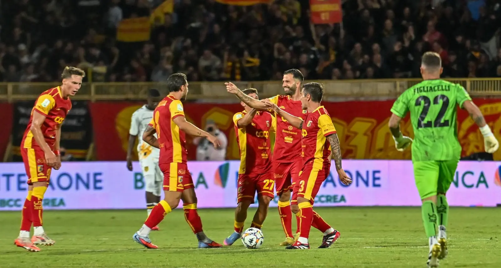 Catanzaro-Juve Stabia: un altro rocambolesco pareggio per le Aquile, il quinto di fila. Finale 2-2\n